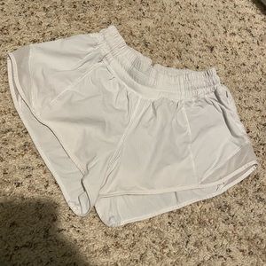 Lululemon 2.5” Hotty hot short